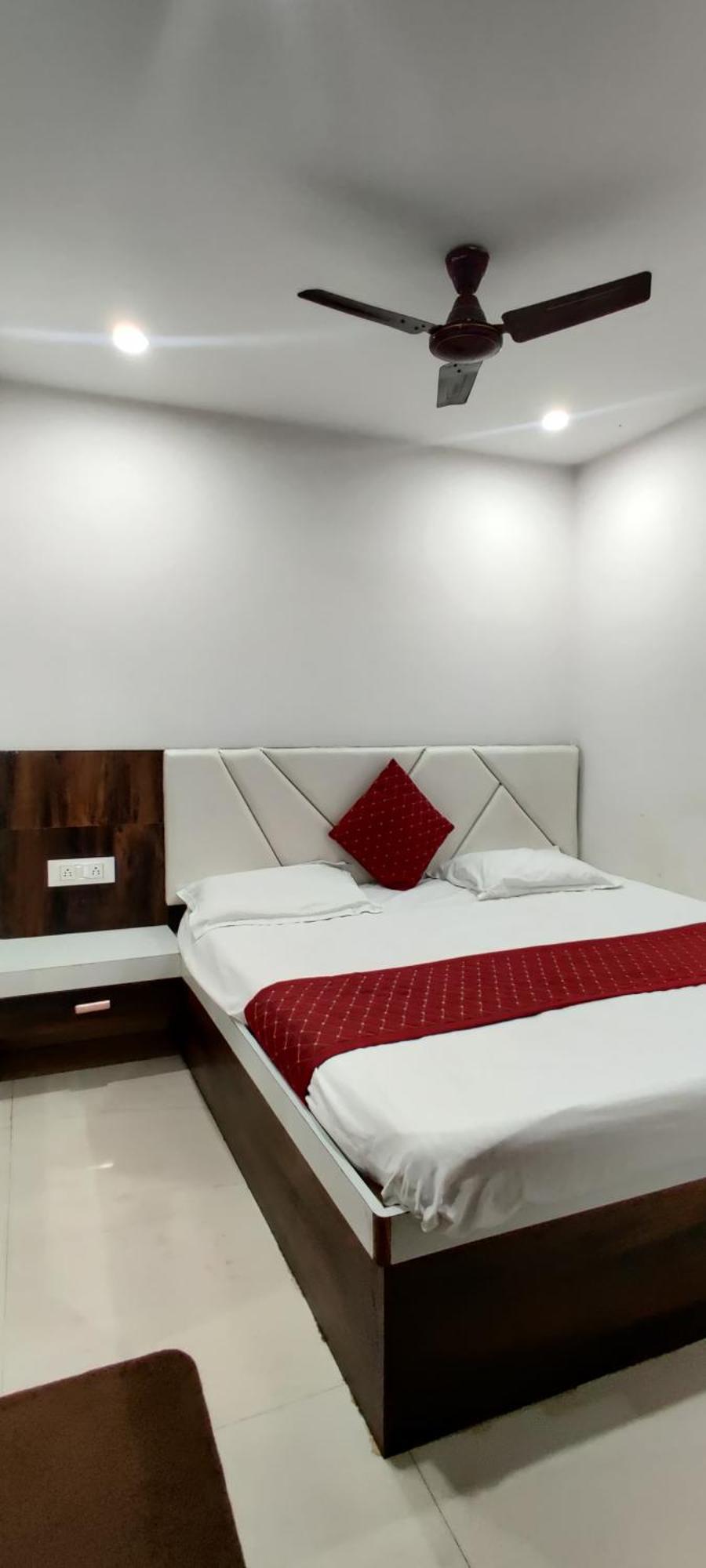 Cable Car Hotel Varanasi Exterior foto