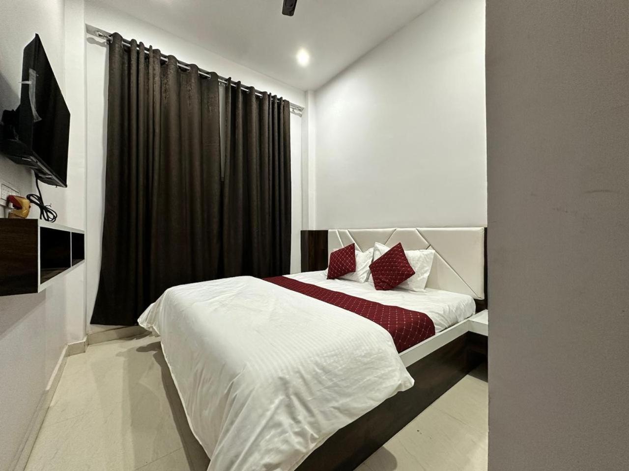Cable Car Hotel Varanasi Exterior foto
